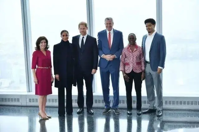 晓说时尚儿 梅根“学聪明”了？衬衫配牛仔裤推销新作品，却被配饰暴露本性