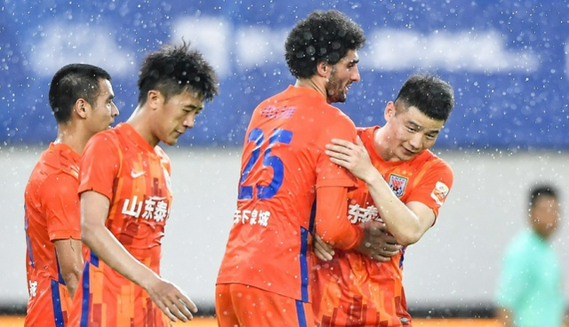 憨爸爸育儿|泰山队撤下巴西前锋,补报巴西中卫,费莱尼和德尔加多客串前锋