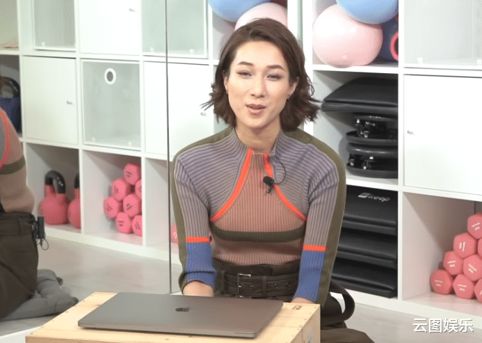 钟嘉欣|37岁钟嘉欣转呼啦圈，重穿17年前旧衣，求网友不要嘲笑她又老又丑