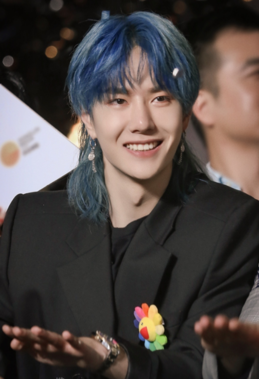 王一博|王一博在机场被拍，站姐镜头下曝光真实身高，但谁注意他鼻子了