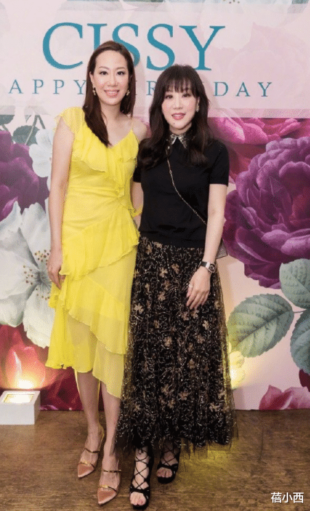 蓓小西|甄子丹的超模老婆身材顶呱呱,一袭挂脖开叉裙亮相,气质真搏眼球
