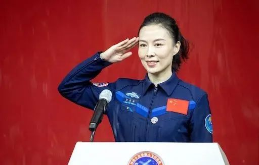 与她的勇气相比,她的容貌不值一提