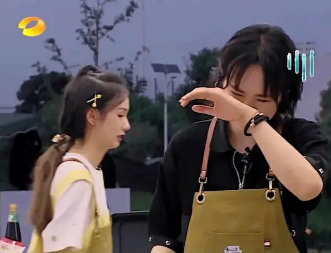 姚安娜|中餐厅里姚安娜不认识葱和韭菜，周也的表情直接失控了，真是笑死了