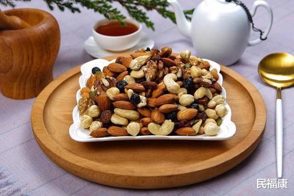 坚果|女人45岁以后,饮食方面不能太“节省”,4种食物常吃也很好