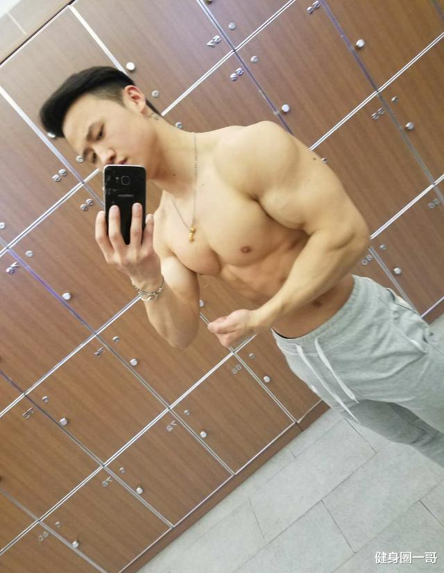 健身圈一哥 身高不够肌肉来凑，腹肌漂亮胸肌有型，健壮的贴身私教痞帅迷人！