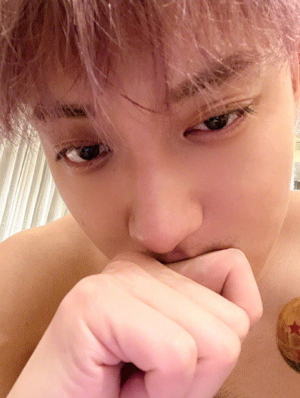 古力娜扎|男星黄子韬晒不穿上衣自拍照！露出胸口龙珠纹身，网友直呼太油腻