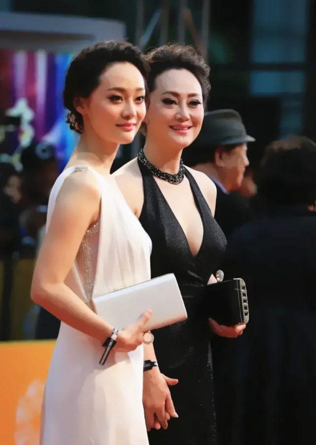 全球时尚号|大宋佳女儿张楚楚美“出圈”,穿白色礼服秀半肩,银色裹胸太抢镜