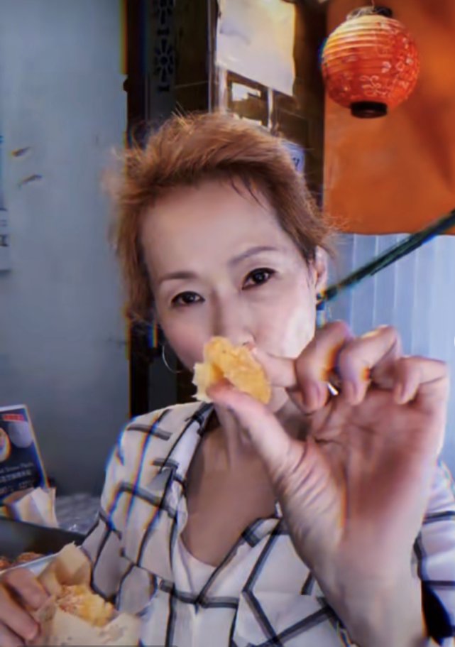 叶童|58岁叶童状态大回升！穿休闲风好悠闲自得，戴草帽遮发际线太时髦