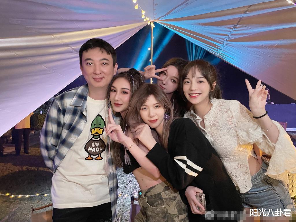 王思聪|王思聪34岁生日阵仗大！现场数名大厨为其服务，一众美女排队送抱