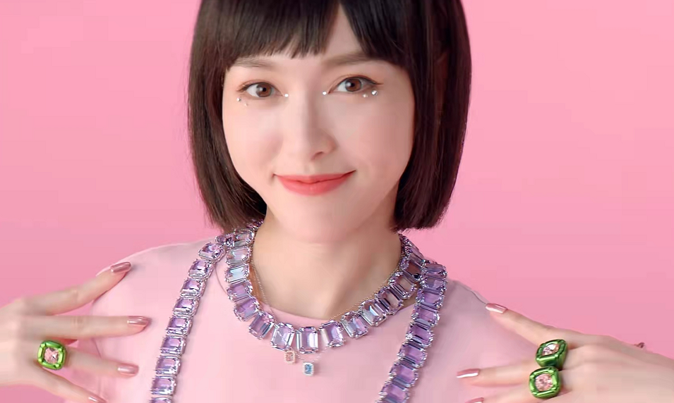 时尚风行派|37岁唐嫣又扮“傻白甜”！新广告短发造型梦回赵默笙，穿粉裙超嫩