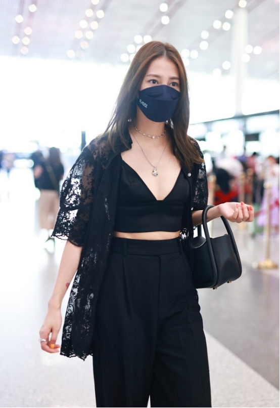 BiuFashion|唱《不得不爱》的弦子人美歌甜，私服衣品也让人心动，时尚轻松