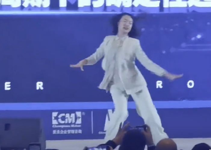 雪中悍刀行|董明珠美秘书穿西装热舞！头发狂甩扭腰摆跨，一旁总裁帮忙接话筒
