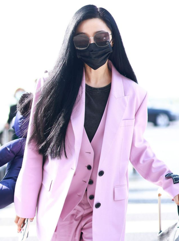 美人哒 范冰冰靠穿搭成功出圈，一身粉色西装有点飒爽有点甜，值得借鉴