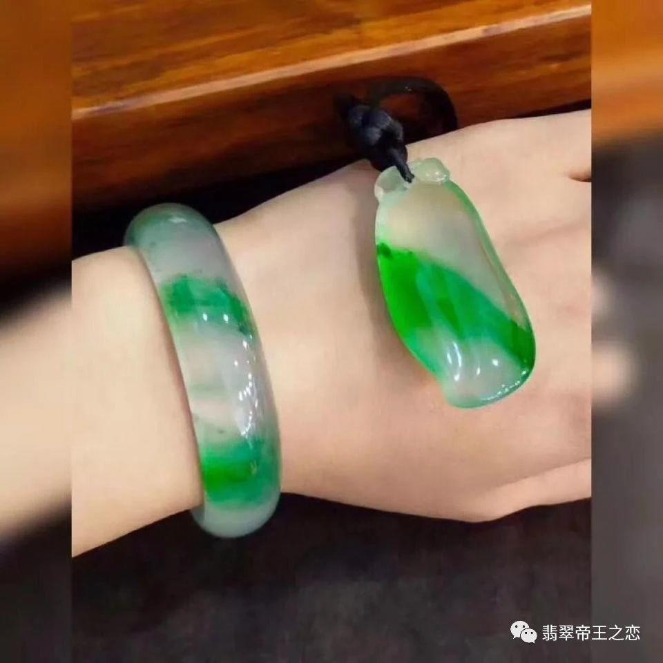 翡翠|玻璃种翡翠价格都快上天了，升值太快啊！