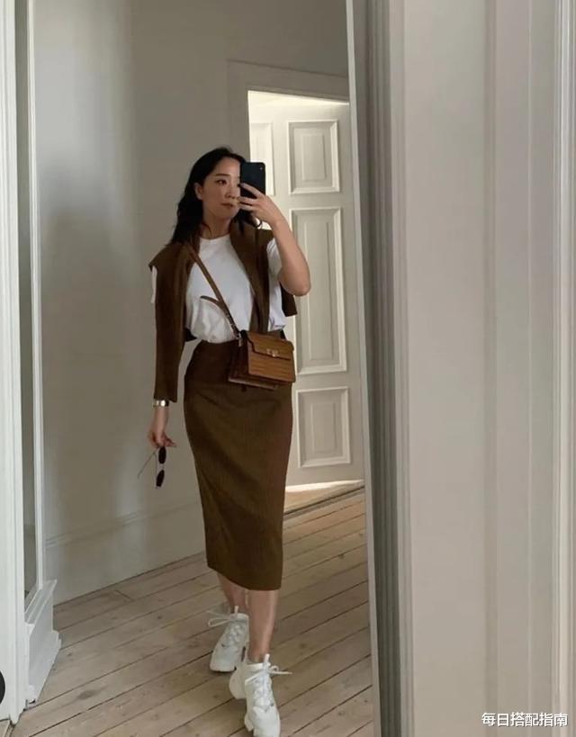 每日搭配指南|夏天穿短袖怎么搭才更好看？教你3个思路，时髦减龄显高级