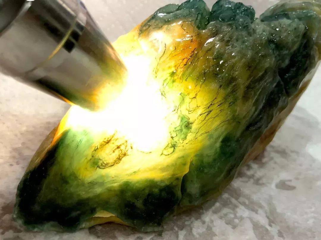 翡翠|极品大马砍翡翠原石，土豪直接做摆件，成品太耀眼了！