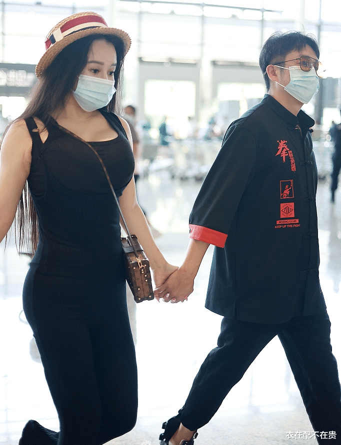 衣在配不在贵|邹市明老婆亮相机场，身材微胖还穿修身背心，但曲线感却更惊艳了