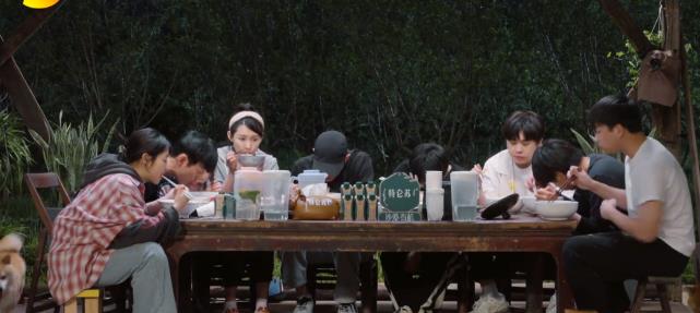 郭晶晶|李维嘉等9个明星干活4小时，蹲地吃最简单的面，黄磊是否太敷衍？