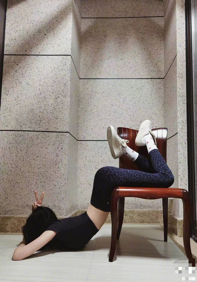 杨幂|杨幂扒地上撅臀部秀纤腰 被吐槽姿势不雅搞软色情