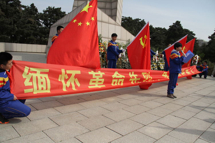 报媒推荐 缅怀革命先烈，争做时代新人——长春市第八十二中学清明祭扫烈士墓活动