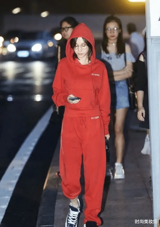 时尚美妆妞|王子文真有“国际范”，穿红色衬衫裙配道姑头，满满的高级感