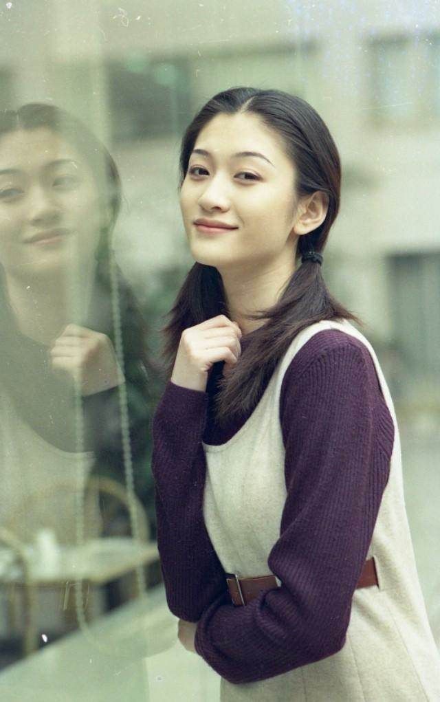 穿衣搭配 李小冉只不过剪了短发，整个人都年轻不少，穿西装有了职场女王范