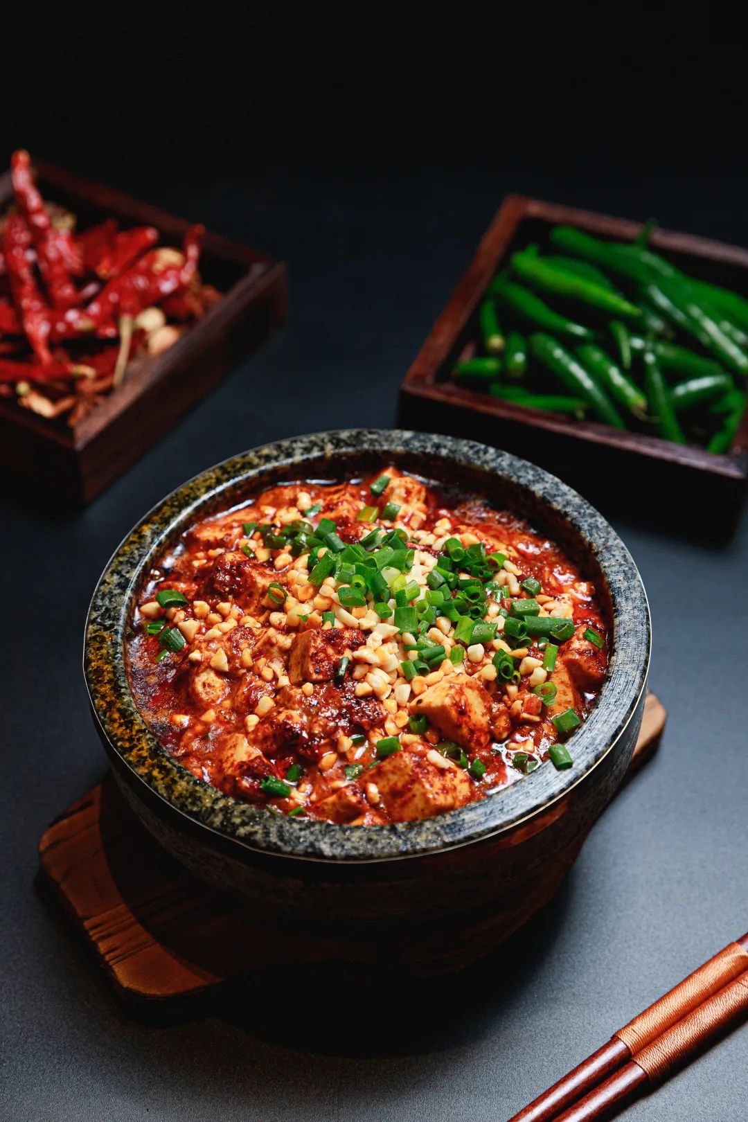 荐设 谢江明作品重庆天地餐厅：“雾食”，更务实