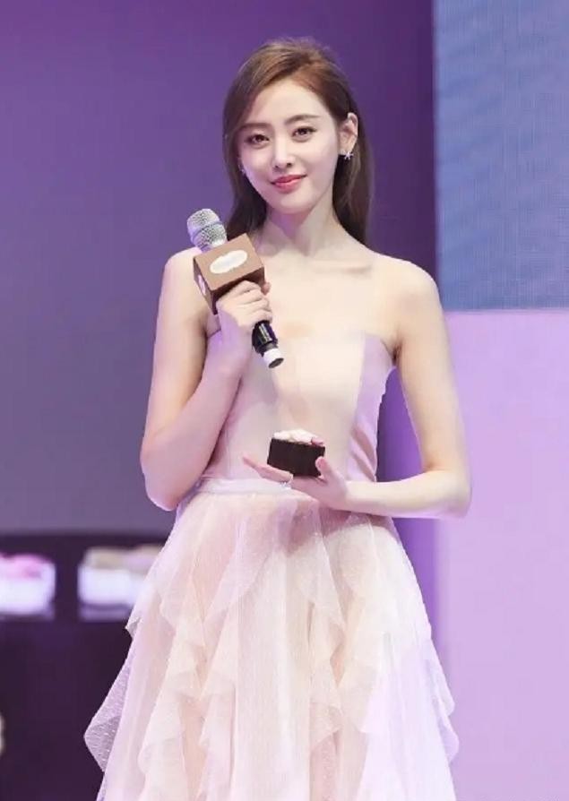 张天爱|张天爱身穿抹胸裙，展露惊人的一字型锁骨，让人羡慕不已