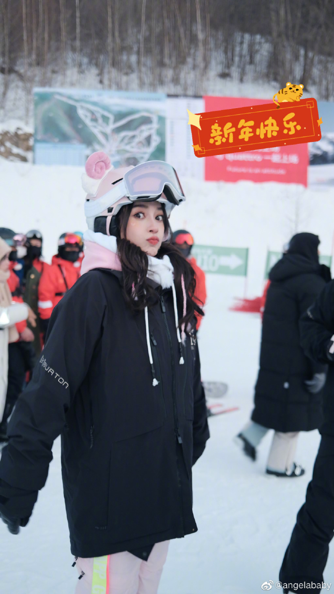 Angelababy|Angelababy新年带儿子开工，抱着儿子下车，小海绵骑行李箱好可爱
