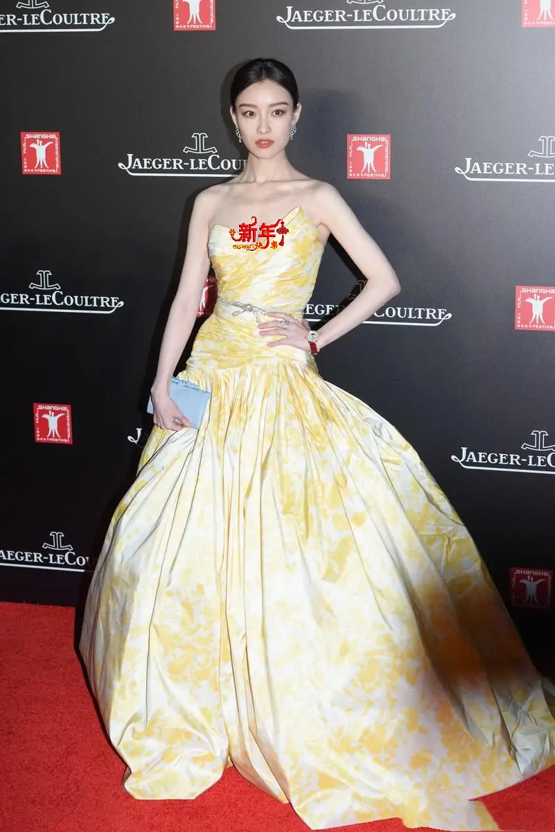 倪妮|倪妮真会穿，一袭黄色印花抹胸裙，凹凸感令人眼前一亮