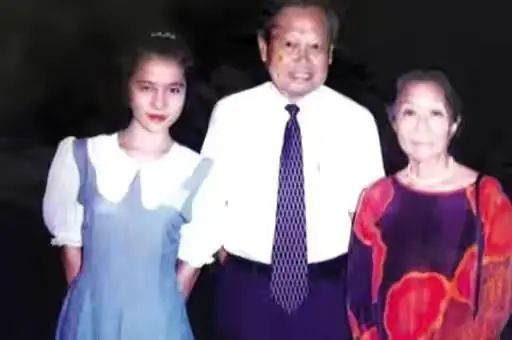 翁帆|99岁杨振宁拄拐杖现身清华，精神抖擞状态佳，翁帆眼神满是爱意