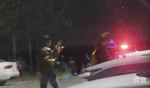 葛优|葛优妻子带孩子罕露面，贺聪打扮低调接地气，小朋友胖嘟嘟好可爱