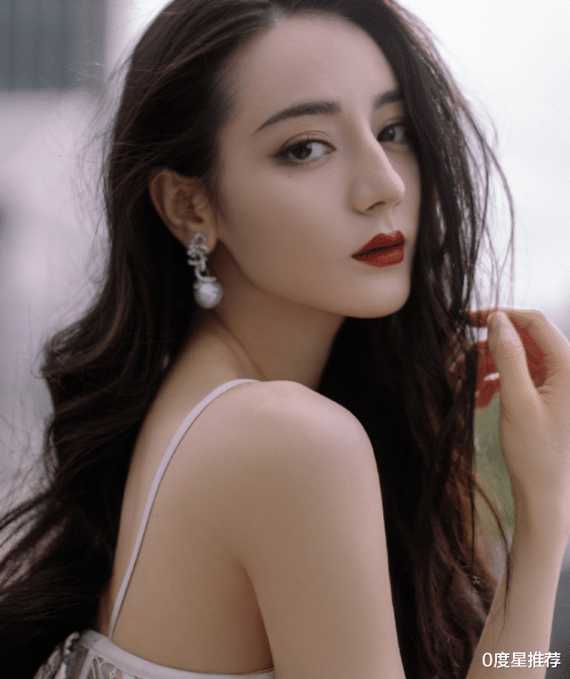 迪丽热巴|热巴胆子太大了！模仿00后穿“无痕裙”，一层纱叫人看红脸