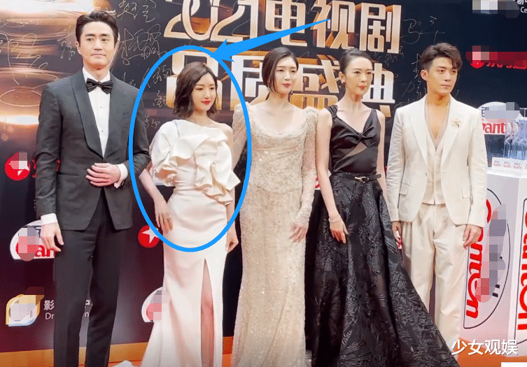 毛晓彤|《三十而已》主创走红毯，三美造型火力全开，毛晓彤输在了身高