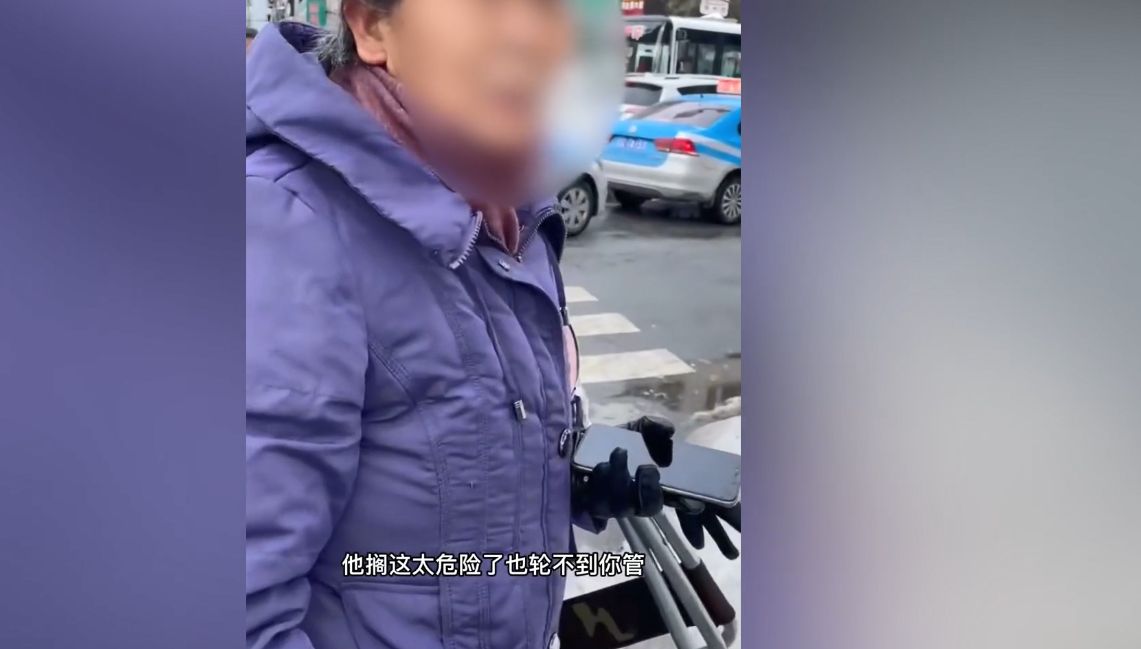 刮花别人车子,女子出声阻止反遭大妈怒怼:这是上帝给我的权利