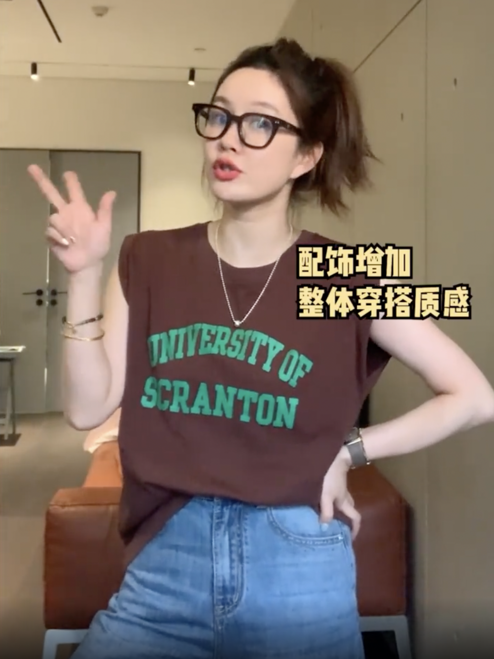 闲鱼有话说|T恤配什么裤子好看？看过37岁博主示范就知道，阿姨穿成小姑娘