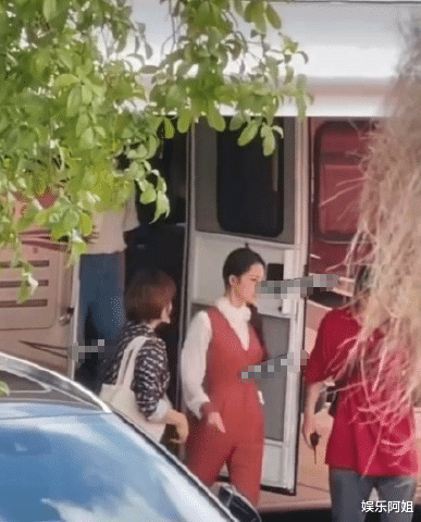 李沁|李沁、任嘉伦新戏民国造型曝光！男禁欲女利落，故事设定也超带感