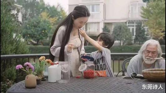 东莞诗人 22岁智障女嫁55岁老汉是悲剧？你知道杨振宁比翁帆大几岁吗？