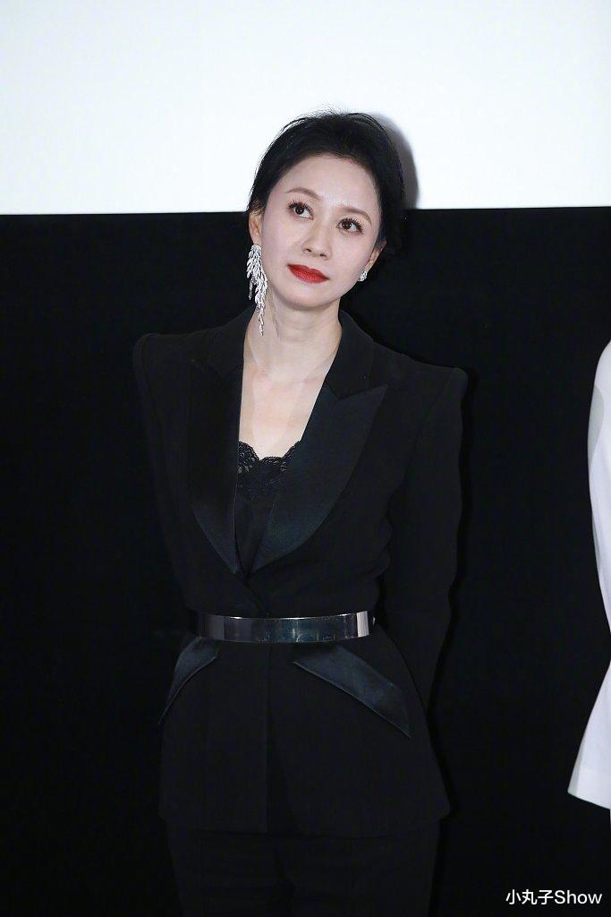 倪虹洁|“祝无双”倪虹洁状态越来越好，黑色西装美艳大方，43岁依旧单身