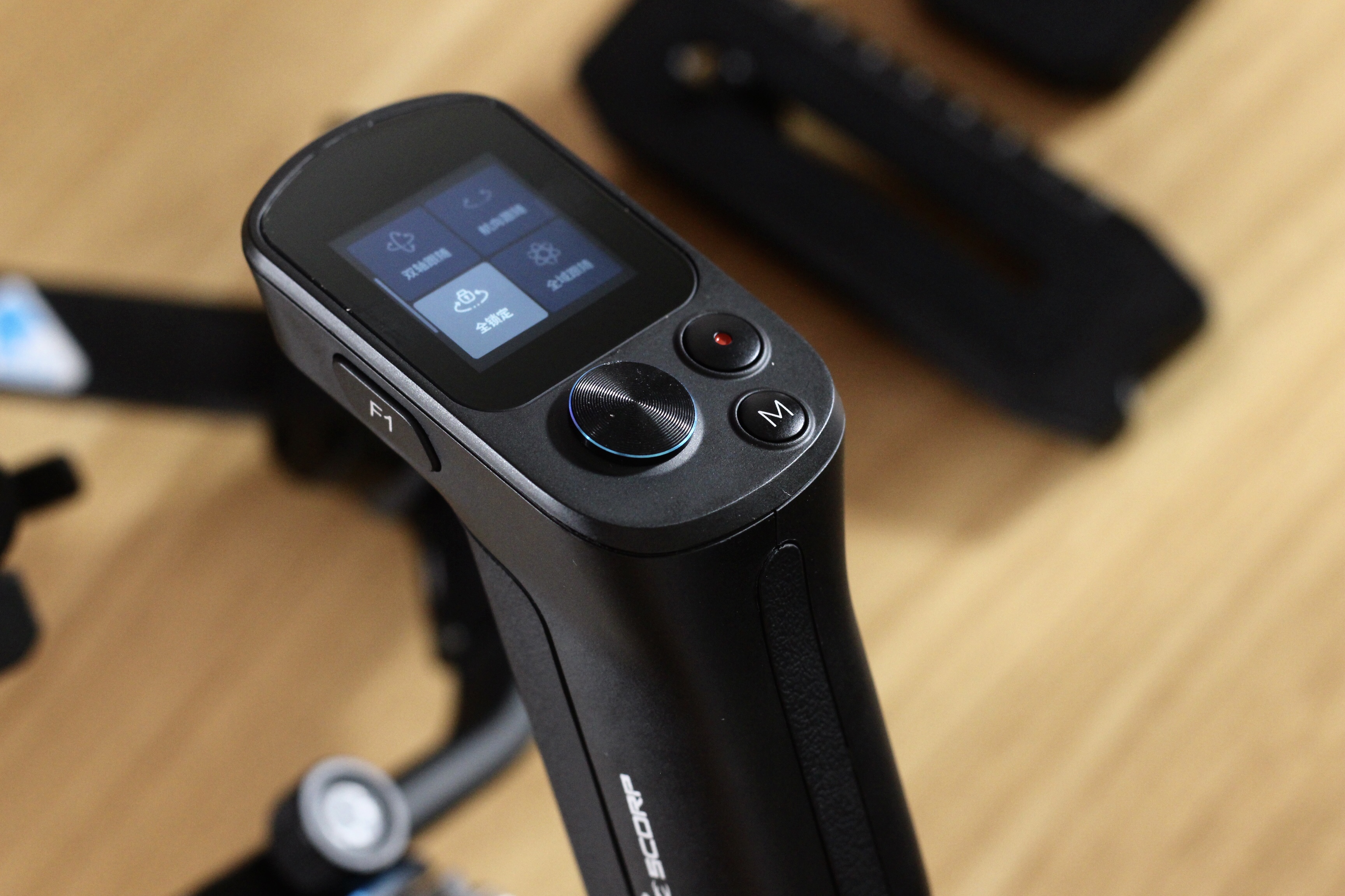  飞宇蝎子三轴相机手持稳定器体验：这是一款身怀绝技的稳定器