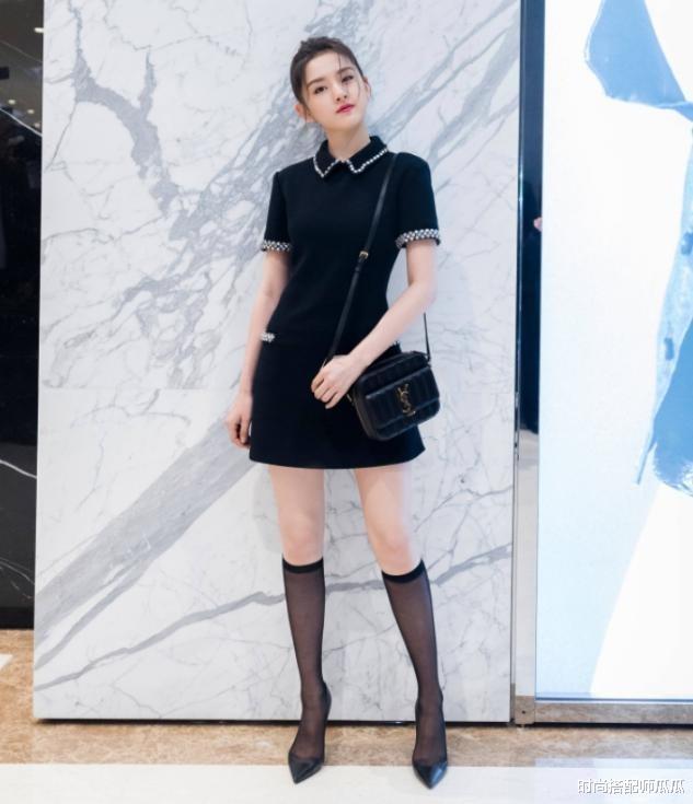 时尚搭配师瓜瓜|宋祖儿难得秀一回身材，穿真丝吊带裙勾勒曲线，性感得不像23岁