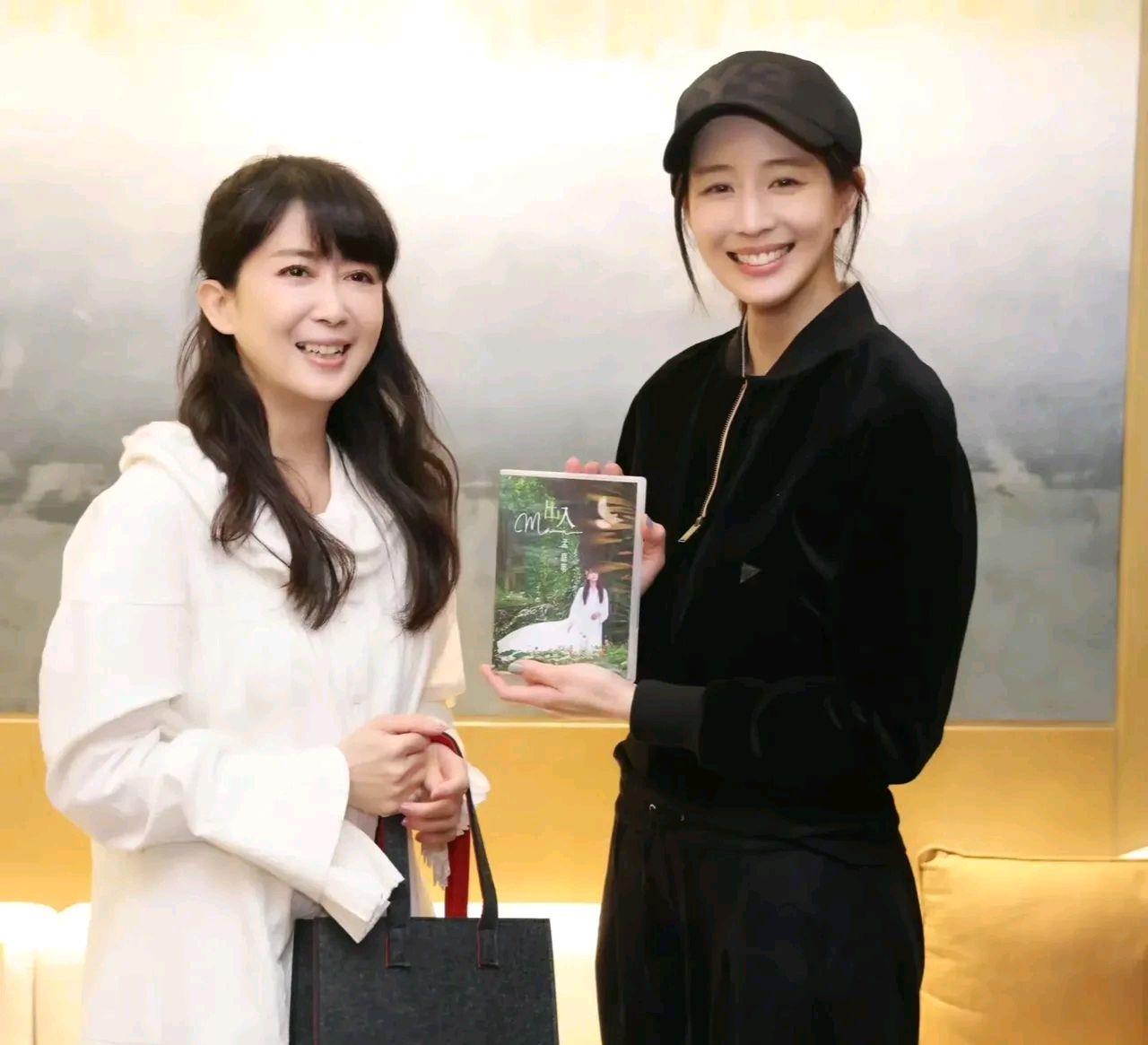 迪丽热巴|张钧甯追星成功了？张艺兴想穿越古代开粥铺？热巴总是低调做事？