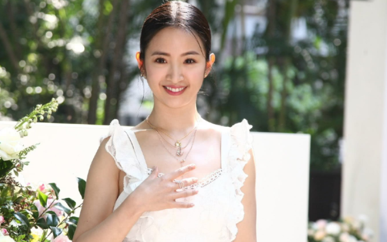 邵兵|林依晨刚出月子就工作，产后发福更加可爱，宝宝同样拥有的初恋脸