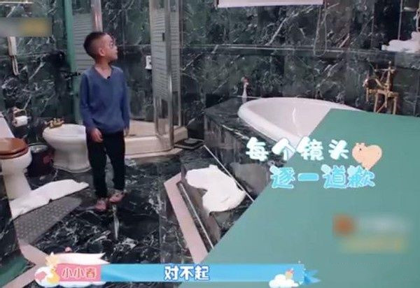 女孩|女孩因未买苹果手机当街捶打妈妈,真相反转家庭教育引人深思