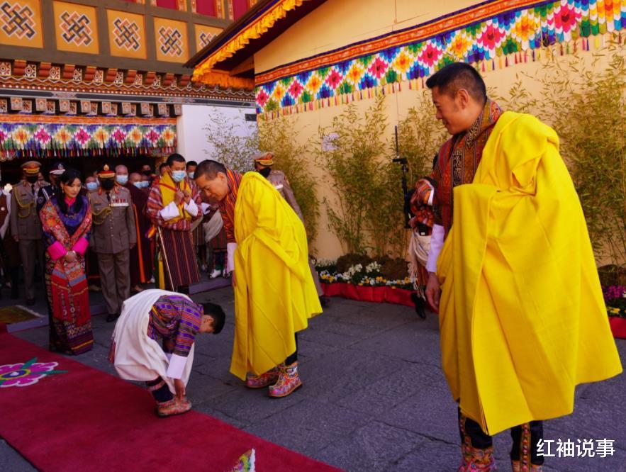 吴彦祖|不丹三代国王同框,66岁太上皇撞脸吴彦祖,王后是四位同胞姐妹