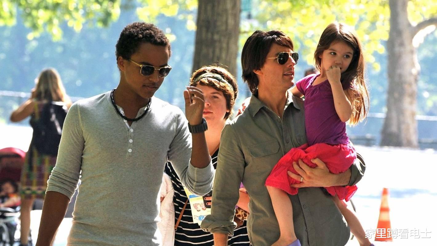 贝拉|阿汤哥女儿参加艺术展，被指没天赋靠拼爹，28岁朴素得不像星二代