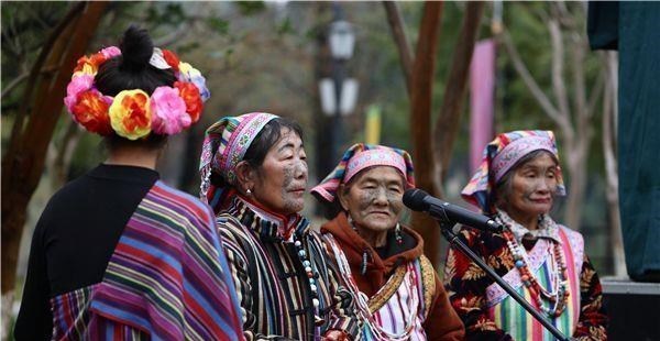若珍|云南一原始民族,素质超高,与世隔绝却很爱国,屋顶红旗飘扬