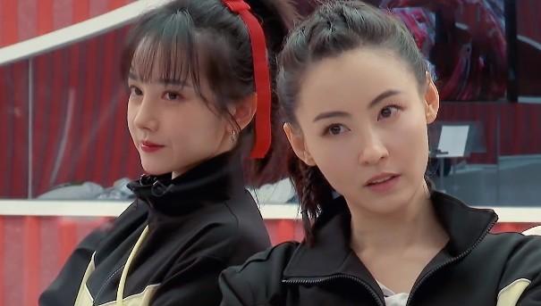 陈小纭|陈小纭弯腰下意识捂领口，却和张柏芝对比明显，不愧是身材比人红