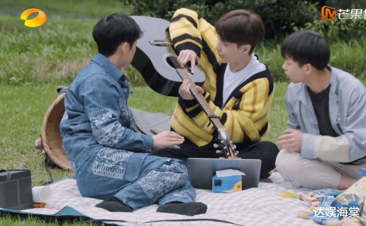 张艺兴|张艺兴为音乐事业太拼，半夜练舞，何炅黄磊却点破他的发展瓶颈