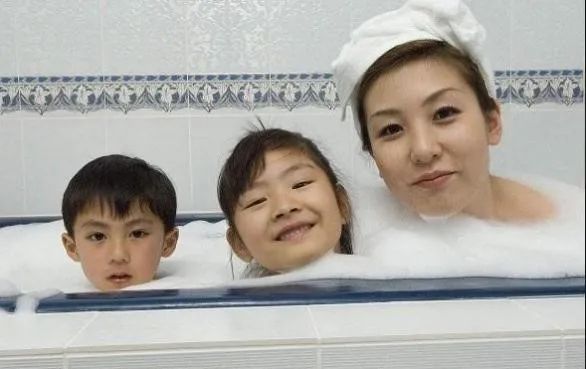 萱爸育儿经|爸爸和妈妈一起洗澡，儿子发现后生闷气，提出一个大胆要求